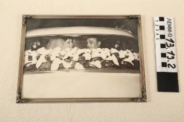 Φωτογραφία με κορνίζα - γαμήλια φωτογραφία (ζευγάρι στο αυτοκίνητο) με μεταλλική κορνίζα, 1962