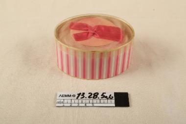 Κουτί πούδρας - χάρτινο κουτί πούδρας, με λευκές και ροζ ρίγες και διάφανο καπάκι (περιέχει την πούδρα σωματος και το πον-πον)
