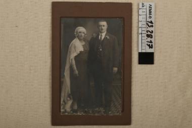 Φωτογραφία - φωτογραφία γάμου, ασπρόμαυρη επικολλημένη σε καφέ χαρτόνι
