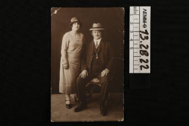 Φωτογραφία - ασπρόμαυρη φωτογραφία-κάρτα, στην οποία απεικονίζεται ένα ζεύγος, Σύρος 1925