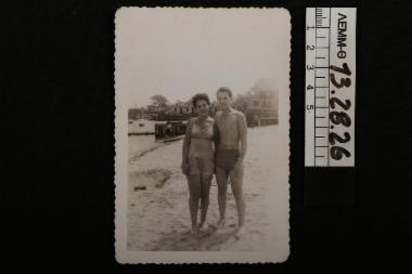 Φωτογραφία - ασπρόμαυρη φωτογραφία όπου απεικονίζεται μια νεαρή κοπέλα με ένα νεαρό στην παραλία