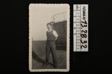 Φωτογραφία - ασπρόμαυρη φωτογραφία στην οποία απεικονίζεται ένας νεαρός σε ταράτσα