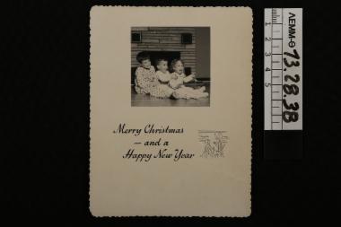 Ευχητήρια κάρτα - χριστουγεννιάτικη κάρτα με ασπρόμαυρη φωτογραφία τριών παιδιών μπροστά στο τζάκι