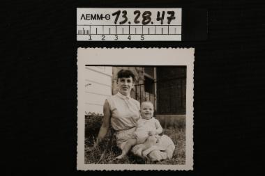 Φωτογραφία - ασπρόμαυρη φωτογραφία στην οποία απεικονίζεται μια νεαρή γυναίκα με ένα μωρό