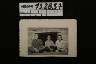 Ευχητήρια κάρτα - τμήμα από χριστουγεννιάτικη κάρτα, με ασπρόμαυρη φωτογραφία στην οποία απεικονίζονται τρία παιδιά, 1958