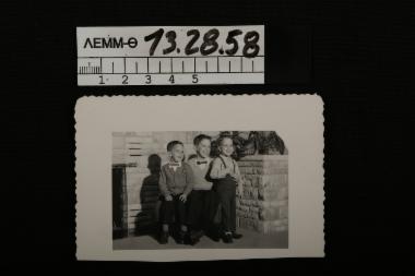 Ευχητήρια κάρτα - τμήμα από χριστουγεννιάτικη κάρτα, με ασπρόμαυρη φωτογραφία στην οποία απεικονίζονται τρία παιδιά, 1957