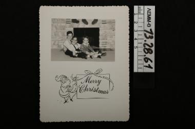 Ευχητήρια κάρτα - τμήμα από χριστουγεννιάτικη κάρτα, με ασπρόμαυρη φωτογραφία στην οποία απεικονίζονται τρία παιδιά