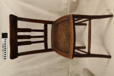 Καρέκλα - ξύλινη καρέκλα με κυκλικό σχέδιο (μαίανδρος και ανθικά μοτίβα) στο κάθισμα