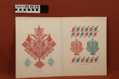 Ανάτυπο - δύο ανάτυπα φύλλα σε χαρτόνι, τα οποία απεικονίζουν σχέδια από κεντήματα