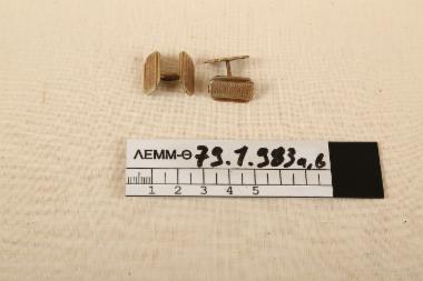 Μανικετόκουμπα - ζευγάρι επιχρυσωμένων μανικετόκουμπων σε ορθογώνιο σχήμα