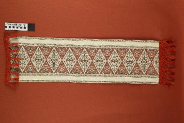 Κέντημα - μετρητό κέντημα σε στενόμακρο κίτρινο κάμπο με κρόσσια