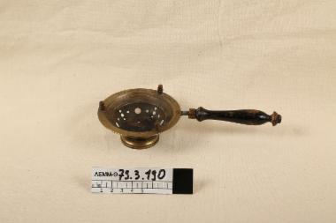 Θυμιατήρι - μεταλλικό θυμιατήρι με οπές στο πάτο και ξύλινη λαβή