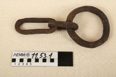 Τμήμα αλυσίδας - τρείς μεγάλοι κρίκοι αλυσίδας, από άροτρο