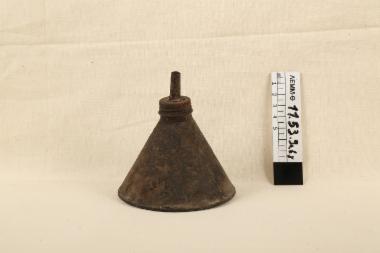 Λυχνάρι - σιδερένιο λυχάρι σε κωνικό σχήμα, με καπάκι και μικρό κυλινδρικό εξάρτημα, α' μισό του 20ού αιώνα