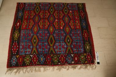 Κιλίμι - πολύχρωμο, υφαντό κιλίμι με γεωμετρικά μοτίβα και κρόσσια