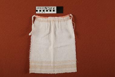 Τραχηλιά - βαμβακερό επιστήθιο εξάρτημα γυναικείας ενδυμασίας από την περιοχή της Ξυλόπολης, α' μισό του 20ου αιώνα