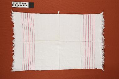 Πετσέτα - υφαντή, βαμβακερή πετσέτα, λευκή, με επτά κόκκινες ρίγες και μικρά κρόσσια στις δύο στενές πλευρές, δεκαετίας 1930