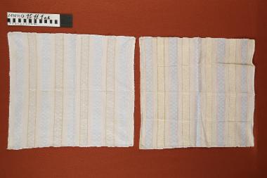 Πετσέτες - ζεύγος υφαντές, βαμβακερές πετσέτες σε λευκό χρώμα με φαρδιές γαλάζιες και μπεζ ρίγες, δεκαετίας 1930