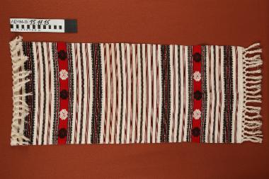 Πετσέτα - υφαντή, βαμβακερή ριγέ πετσέτα (λευκό, μαύρο, κόκκινο), κεντημένη με γεωμετρικά μοτίβα και λευκά κρόσσια, δεκαετίας 1930
