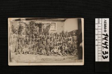 Φωτογραφία - σχολική φωτογραφία του δημοτικού σχολείου Αγίας Μαρίνας με τον δάσκαλο Ευστράτιο Σάκκη (τέρμα αριστερά)