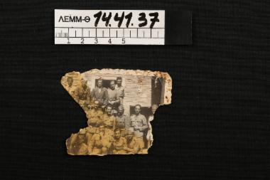 Τμήμα φωτογραφίας - μικρό τμήμα φωτογραφίας που απεικονίζει τον Ευστράτιο Σάκκη στρατιώτη μαζί με συναδέλφους του