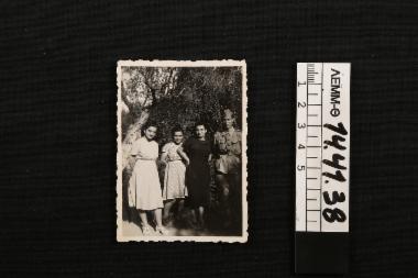 Φωτογραφία - μικρή φωτογραφία όπου απεικονίζεται ο Ευστράτιος Σάκκης στρατιώτης με συγγενείς και φίλες