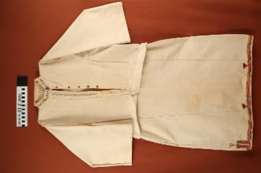 Πουκάμισο - γυναικείο, υφαντό, βαμβακερό μακρύ πουκάμισο με μακριά μανίκια και κεντημένο ποδόγυρο (πιθανόν από Σκοπιά Φλώρινας)