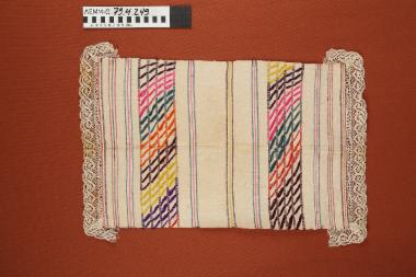 Τσεβρές - υπόλευκος τσεβρές με πολύχρωμες ενυφασμένες ρίγες και κέντημα, διακοσμημένος με δαντέλα στις δύο στενές πλευρές
