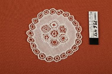 Πετσετάκι - μικρό, λευκό, κυκλικό πετσετάκι με δαντελένιο ανθικό μοτίβο