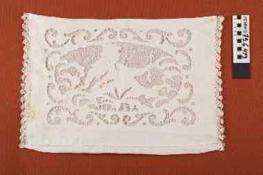 Μαξιλαροθήκη - λευκή μαξιλαροθήκη με κοφτό κέντημα και δαντέλα στις στενές πλευρές