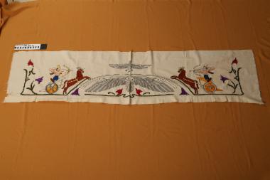 Μπάντα τοίχου - μακρόστενη μπάντα τοίχου με κεντημένη μυθολογική παράσταση (Φαέθων)