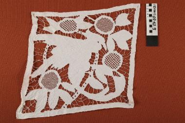 Κέντημα - κοφτό κέντημα με παπαγάλο για μαξιλάρι