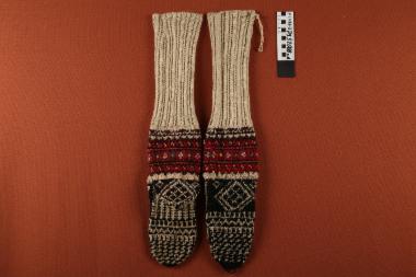 Κάλτσες - ζεύγος, μάλλινες, υπόλευκες κάλτσες με με ανθικά και γεωμετρικά μοτίβα σε κόκκινο και μαύρο χρώμα