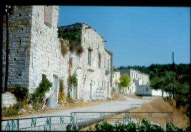 Δρόμος με σπίτια στον Εμπορείο της Χίου