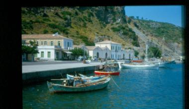 Βάρκες σε μικρό λιμάνι