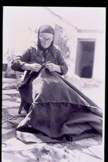 Προετοιμασία για το μαντάνι, παλιά φωτογραφία στη Σαμαρίνα