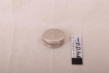 Θήκη - θήκη μεταλλική στρογγυλή, που αποτελείται από βάση και καπάκι, με εγχάρακτα αρχικά 