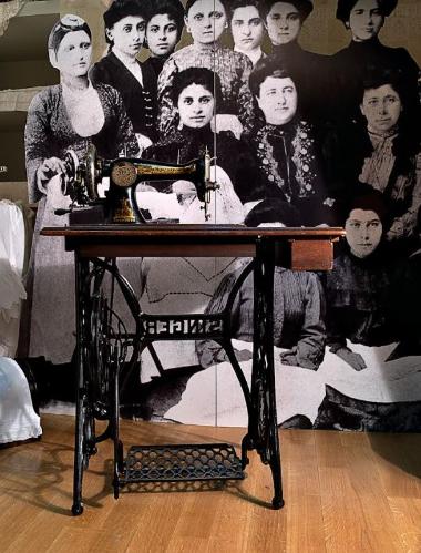 Foot-operated sewing machine SINGER, with wooden lid, from Trebizond