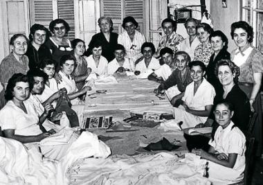 The workshop of the Care of the Pontian Ladies of Thessaloniki, commemorative photo of the period of 1960s