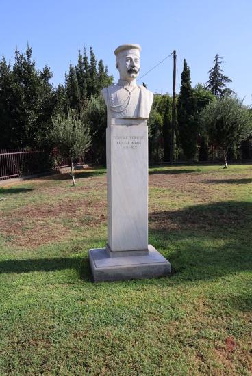 The bust of the Captain of Macedonian Struggle Georgios Tsontos or Captain Vardas at the Dikastirion Square