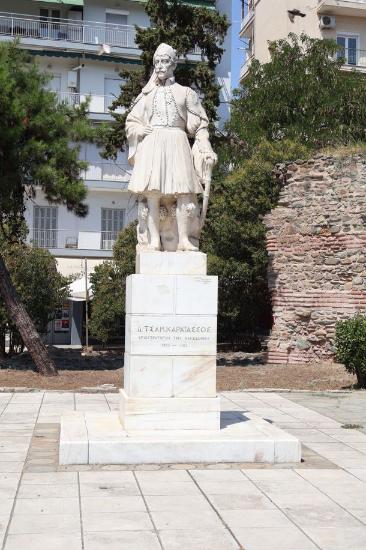 Ο ανδριάντας του αγωνιστή του 1821 Δημητρίου ή Τσάμη Καρατάσσου στο Πάρκο της Μελενίκου