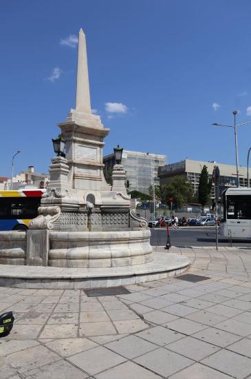 Το λευκό σιντριβάνι της Πλατείας Σιντριβανίου. Λήψη από τον νότο