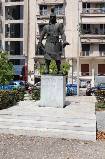 Ο ανδριάντας του Θεόδωρου Κολοκοτρώνη στη διασταύρωση Αγγελάκη και Τσιμισκή
