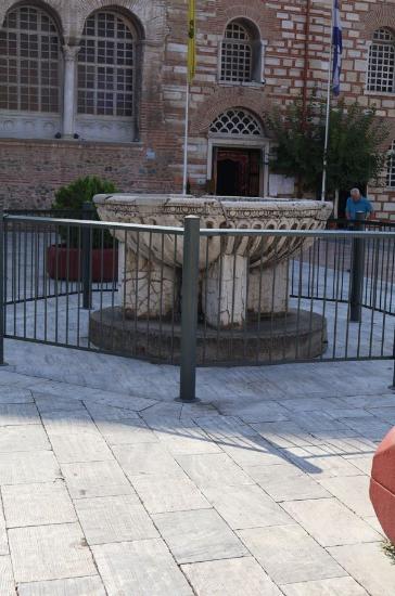 Η μαρμάρινη λεκάνη της φιάλης του αγιασμού στον προαύλειο χώρο του Βυζαντινού Ναού του Αγίου Δημητρίου Θεσσαλονίκης
