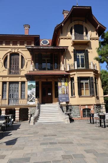 The entrance of the Municipal Gallery of Thessaloniki housed in the Casa Bianca building