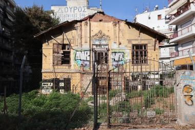 The facade of Villa Hirsch or Villa Benny Fernandez on Vasilissis Olgas Street 144