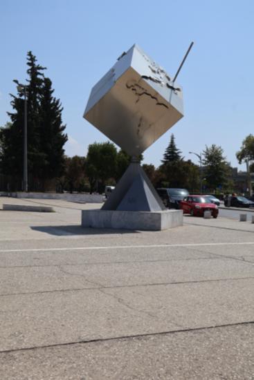 Το γλυπτό με τίτλο ''Ο Κόσμος της Καινοτομίας'' στη Νότια Πύλη της Διεθνούς Έκθεσης Θεσσαλονίκης