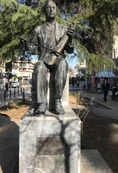 The statue of the Pontian lyra player Gogos Petridis at the junction of Metamorphosis and Argyroupolis Streets in Kalamaria