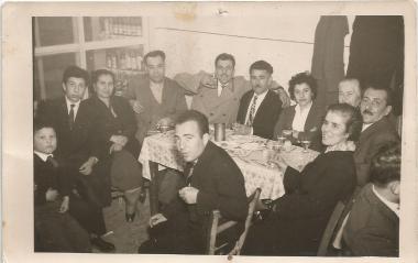 Οικογενειακό τραπέζι τη δεκαετία του 1950 σε ταβέρνα της περιοχής του Παλιού Αρχαιολογικού Μουσείου Θεσσαλονίκης (Γενί Τζαμί)
