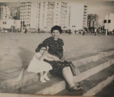 A mother with her child on the beach of Thessaloniki in 1968